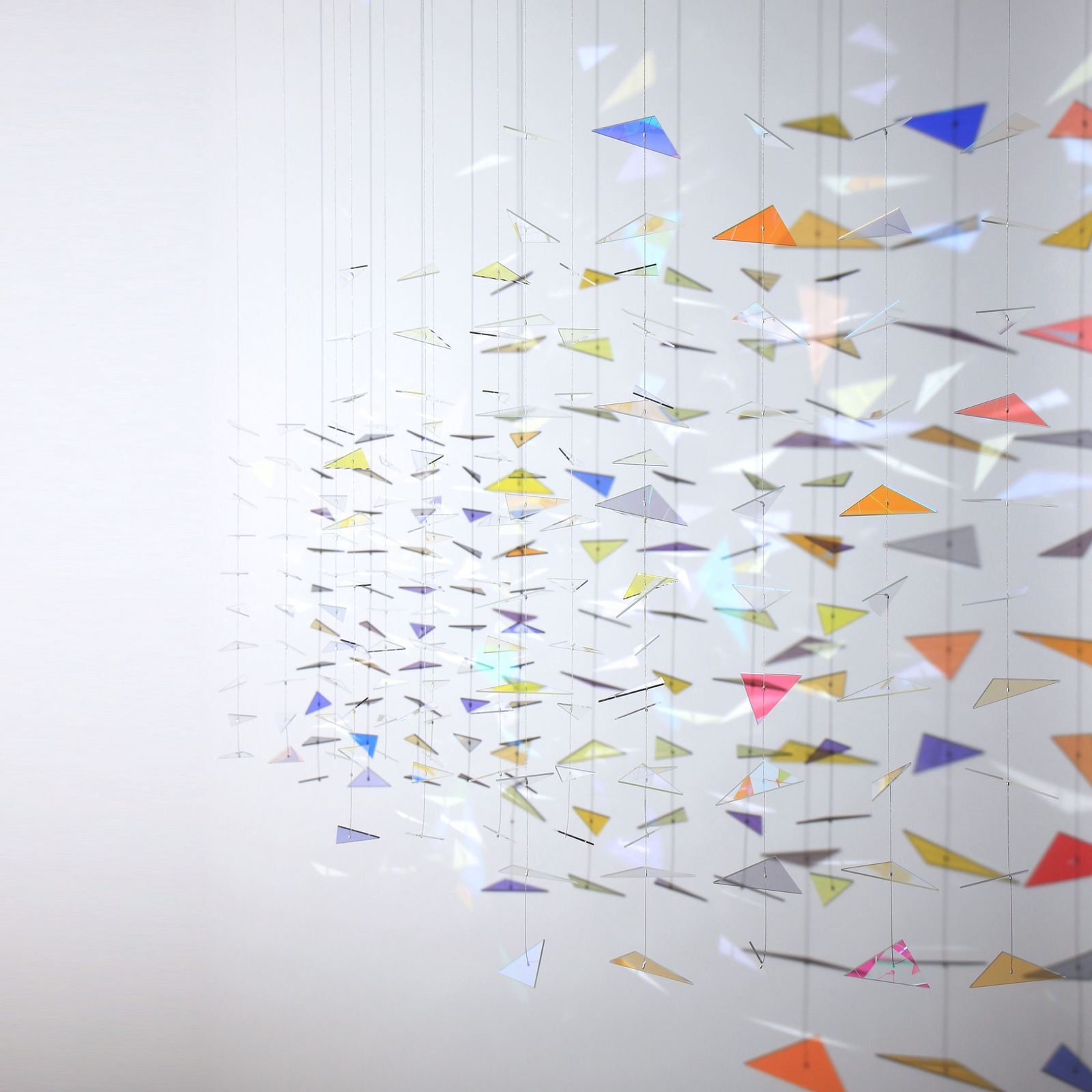 Fragments of Memories, 2023. Dichroic glass, stainless wire, steel frame. By Yusuke Takemura.