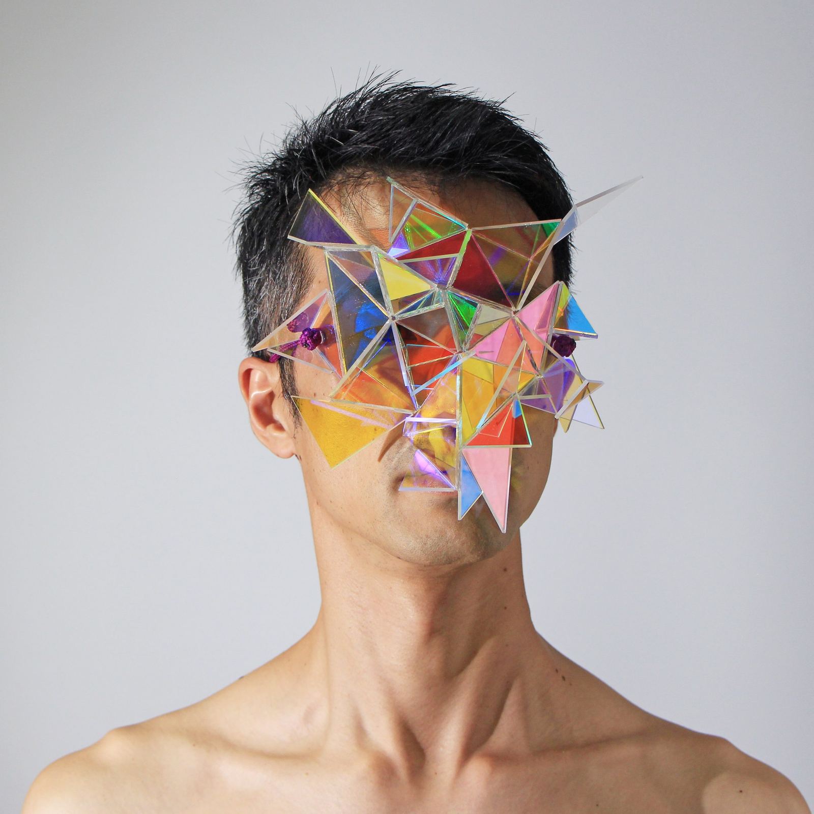 Seeing beyond the memories I, 2023. Dichroic glass, nylon cord, brass coins. By Yusuke Takemura.