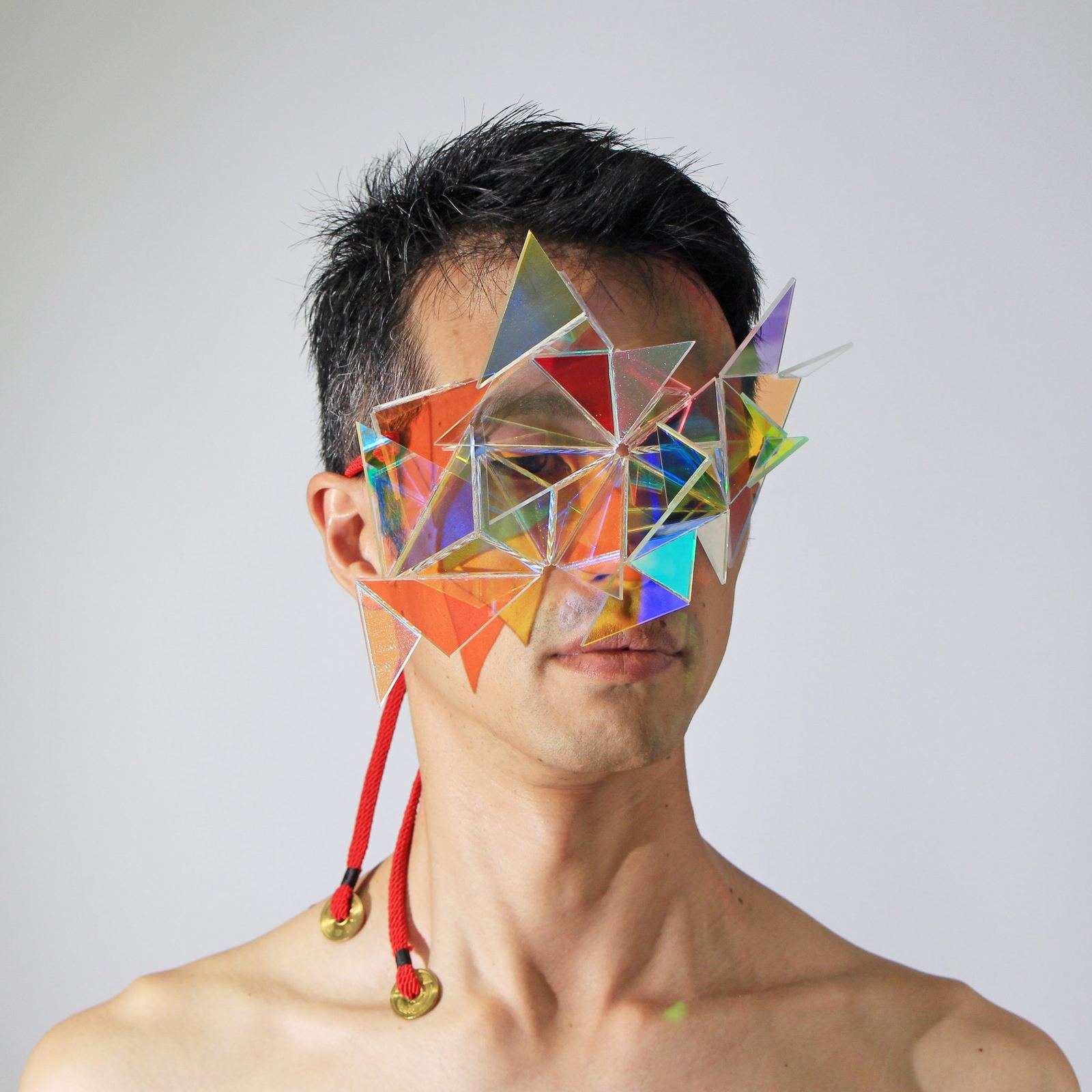 Seeing beyond the memories II, 2023. Dichroic glass, nylon cord, brass coins. By Yusuke Takemura.